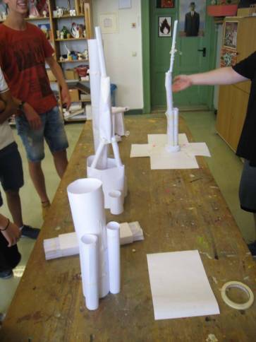 2017-18_Klasse11_Architektur_Materialexperimente-mit-Papier (1).jpg